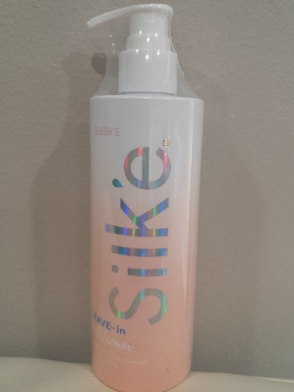 SILK'E LEAVE-IN CONDITIONER-ALOE VERA LEAF EXTRACT-JOJOBA SEED OIL-8.5 oz/250 ml